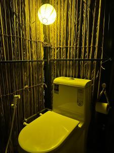 Al RakaにあるDesert Lumen Campのバスルーム(照明付きトイレ付)