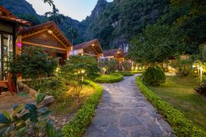 een pad voor een resort met een berg bij Tam Coc Luxury Homestay in Ninh Binh