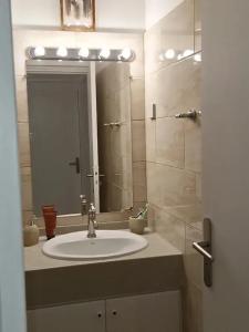 Phòng tắm tại Maison avec terrasse à Grand-Bourg de 30 m² +7 ảnh