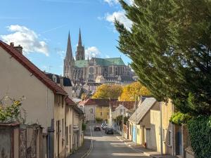 a city street with a view of a cathedral at Studio avec jardin et parking in Chartres