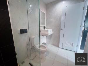een badkamer met toilet, douche en wastafel bij B.leaf in Ban Hup Kaphong +38 foto's
