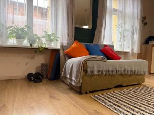 - un lit avec des oreillers colorés dans l'établissement APARTAMENTY NA EVEREŚCIE W ŚCISŁYM CENTRUM Ul DWORCOWA PARKING GRATIs!, à Bydgoszcz