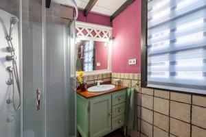 a bathroom with a sink and a mirror at El Capricho de Rosmary in Villanueva