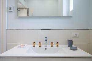 a white sink in a bathroom with a mirror at Le COQ Charlene - Monaco à 50m - New in Beausoleil
