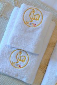 twee servetten met een aap erop op een tafel bij Le COQ Wagner - Garage -AC- Swimming pool in Menton