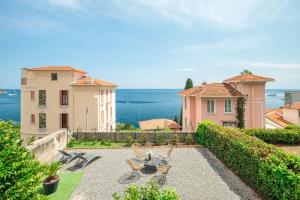 a patio with a table and chairs in front of a building at Le COQ Jean Jaurès - Garage XL-AC- Monaco Border in Roquebrune-Cap-Martin