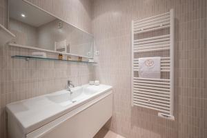 a bathroom with a sink and a mirror at Le COQ Jean Jaurès - Garage XL-AC- Monaco Border in Roquebrune-Cap-Martin
