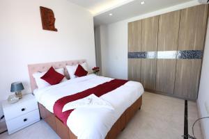 Ένα ή περισσότερα κρεβάτια σε δωμάτιο στο SkyWay Delhi 2Bhk +2 φωτογραφίες