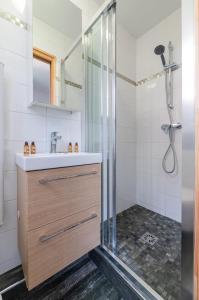 Un baño blanco con ducha y lavabo. en Le Coq Albert II - Monaco border - WiFi, en Beausoleil