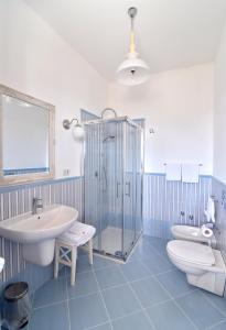 A bathroom at B&B Home Sweet Home Rosolini Még 19 kép