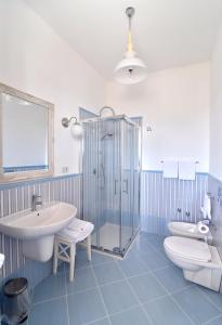 a bathroom with a sink and a shower and a toilet at B&B Home Sweet Home Rosolini in Rosolini