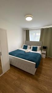 a bedroom with a large bed with blue sheets at Cozy plaza lodge in Rochester