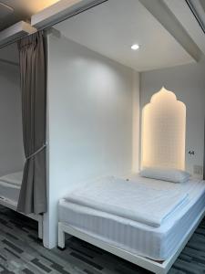 Postel nebo postele na pokoji v ubytování One life Hostel