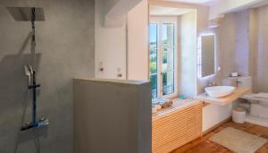 une salle de bain avec un lavabo et des toilettes et une fenêtre dans l'établissement Château des Salettes, à Anoye 11 autres photos