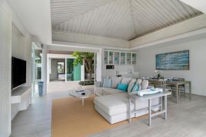 TV a/nebo společenská místnost v ubytování Avani Plus Samui Resort