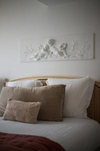 Ένα ή περισσότερα κρεβάτια σε δωμάτιο στο Le Coq Saint-Roch - Parking - AC - WiFi