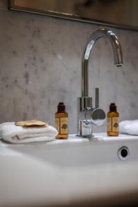 Koupelna v ubytování Le Coq St-Roch - Parking - AC - Swimming pool