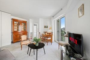 Μια τηλεόραση ή/και κέντρο ψυχαγωγίας στο Le Coq Saint-Roch - Parking - AC - WiFi