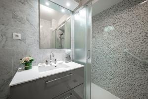 Ένα μπάνιο στο Le Coq Saint-Roch - Parking - AC - WiFi