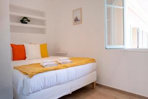 a white bedroom with a bed with towels on it at Le Coq Franciosy - AC - WiFi - New - Sea in Menton