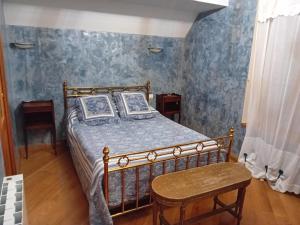 une chambre avec un lit et une chaise dans l'établissement L'Albarande, à Saint-Rambert-en-Bugey