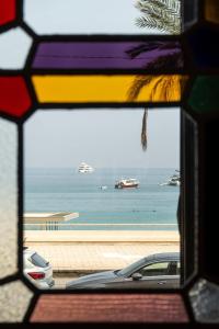 une vue sur l'océan depuis un vitrail dans l'établissement Le Coq Casamare - Air conditioning - WiFi - New - Sea, à Menton