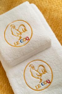 deux serviettes avec des dessins d'oiseaux dessus dans l'établissement Le Coq Casamare - Air conditioning - WiFi - New - Sea, à Menton