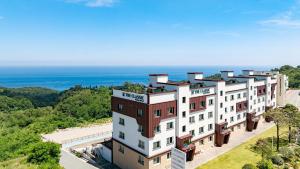 Vue aérienne d'un bâtiment avec l'océan en arrière-plan dans l'établissement 영덕 더클래식 리조트, 