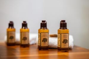 drie flesjes etherische oliën op een houten tafel bij Le COQ Grimaldi - AC - WiFi in Roquebrune-Cap-Martin +34 foto's