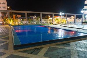 una piscina en medio de un edificio por la noche en Jolie appt avec Balcon - Hypercentre, proche Medina et Plage, en Tánger