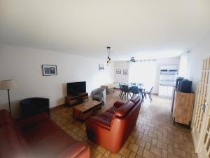 TV a/nebo společenská místnost v ubytování maison entiere spatieuse et au calme 6 couchages