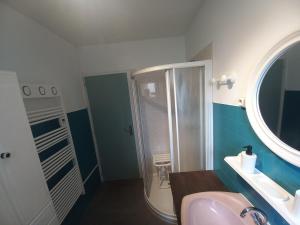 Koupelna v ubytování maison entiere spatieuse et au calme 6 couchages + 36 fotografií