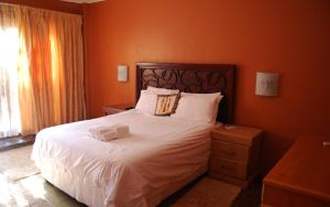 Ένα ή περισσότερα κρεβάτια σε δωμάτιο στο Mogro Lodge