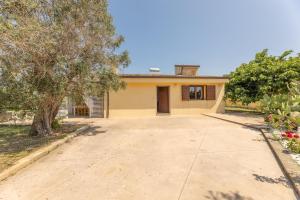an empty driveway in front of a house at Villa Desideria in Matino