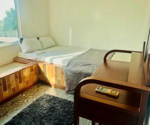 a small room with a bed and a window at O Retorno do Prazer 