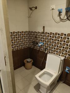 een badkamer met toilet en douche bij Hotel Stay Inn in Noida