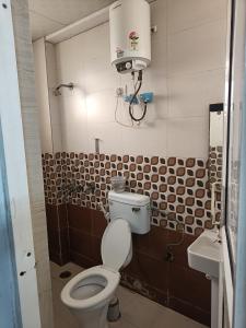 een badkamer met toilet en wastafel bij Hotel Stay Inn in Noida