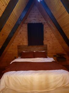 Postel nebo postele na pokoji v ubytování Mira Bungalov