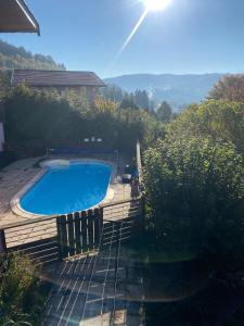 una piscina en medio de un patio en Gite 4 pers Le Tholy avec piscine privée, en Le Tholy
