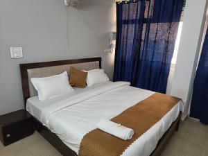 een bed met twee handdoeken in een slaapkamer bij Hotel Stay Inn in Noida