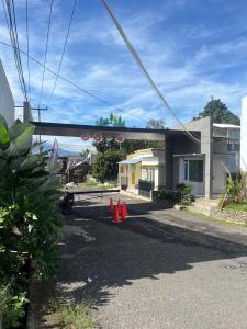 Un grupo de conos naranjas frente a un edificio. en Homestay Rancabango A4 Garut, en Tarogong 7 fotos más