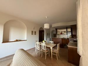 La Casa di Alba في كورتونا: مطبخ وغرفة طعام مع طاولة وكراسي