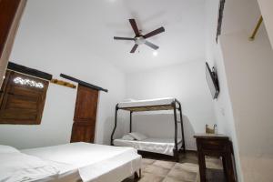 Un dormitorio con dos camas y un ventilador de techo. en Hotel Jordan, en Guaduas 6 fotos más