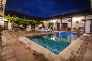 una piscina frente a una casa en Hotel Jordan, en Guaduas 17 fotos más