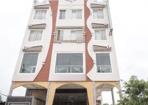 Un edificio alto y blanco con muchas ventanas. en Hotel ANGAN UDAIPUR, en Udaipur 28 fotos más