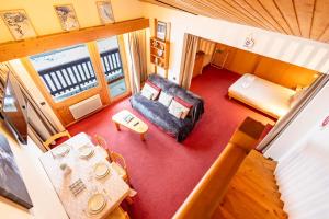 - Vistas a una habitación con sofá y cama en Cembros #20 - 4 guests - Ski in - Ski out, en Méribel 6 fotos más