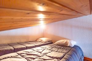 1 cama con 2 almohadas en una habitación en Cembros #20 - 4 guests - Ski in - Ski out, en Méribel