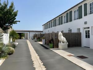 a dog statue in the courtyard of a building at Le Rivage in Sainte-Marie-de-Ré