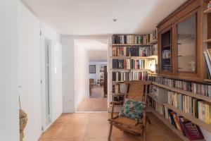 Η βιβλιοθήκη του διαμερίσματος