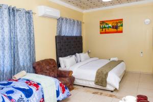 Postel nebo postele na pokoji v ubytování Ogans Guest Villa 21 Elizabeth avanue linmeyer jhb + 138 fotografií